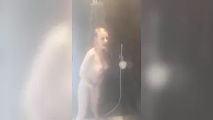 Маленькая девка WildestKitten мастурбирует пизду