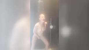 Маленькая девка WildestKitten мастурбирует пизду