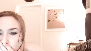 Шикарная девка Birdylovesit показывает сиськи