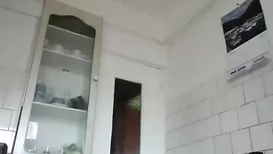 Чудесная дамочка Arwyn мастурбирует секс игрушками