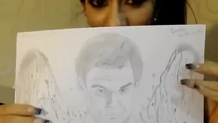 Игривая крошка Evelyne92 показывает свое творчество