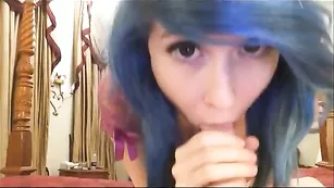 Озорная цыпочка Kitten_Sophie отсасывает хер