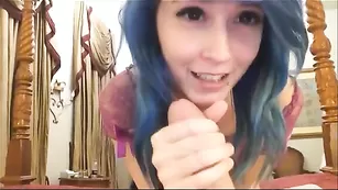 Озорная цыпочка Kitten_Sophie отсасывает хер