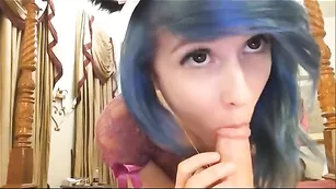 Озорная цыпочка Kitten_Sophie отсасывает хер