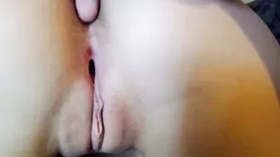 Соблазнительная шваль Jayne420 трахает пальчиками обе дырки