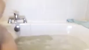 Грудастая красотка oreob4by2 мастурбирует пизду в ванне