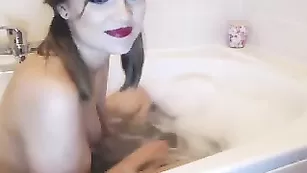 Грудастая красотка oreob4by2 мастурбирует пизду в ванне