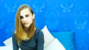 Шикарная блонда Kim997 заводит небольшими титьками