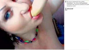 Шальная сука DinaVishenka обсасывает страпон