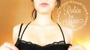 Пылкая красавица RobinMae ласкает огромную попку