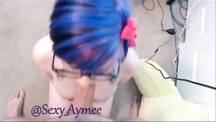 Похотливая стерва Sexy_Aymee отсасывает хуй