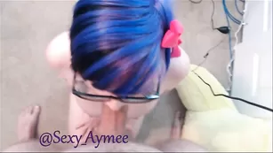 Похотливая стерва Sexy_Aymee отсасывает хуй