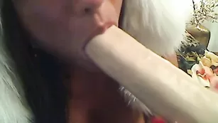 Строптивая крошка Jessy89sweet облизывает секс игрушку