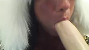 Строптивая крошка Jessy89sweet облизывает секс игрушку