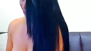 Сексуальная брюнетка Angelicahots развлекается с секс игрушками