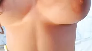 Кокетливая сучка Evacam4luv ласкает бритую пизду