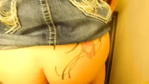 Татуированная красотка Sunstarsmoon ебется в жопу