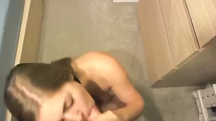 Аппетитная сучка Awesomekate отсасывает и мастурбирует член