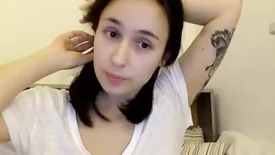 Обаятельная шалава Cutepeachx трахает мокрую пизду