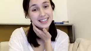 Обаятельная шалава Cutepeachx трахает мокрую пизду