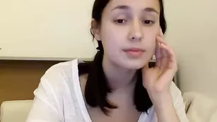Обаятельная шалава Cutepeachx трахает мокрую пизду