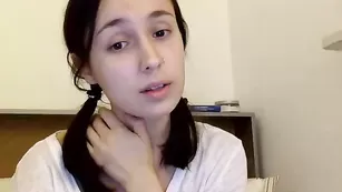 Обаятельная шалава Cutepeachx трахает мокрую пизду