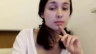 Обаятельная шалава Cutepeachx трахает мокрую пизду