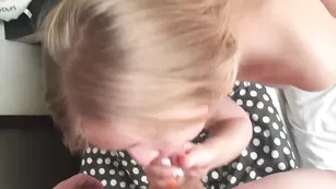 Молодая шлюха CuteDoll1995 делает сочный минет