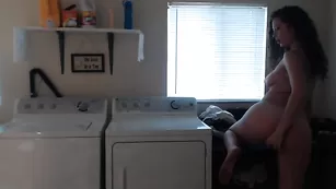 Смазливая девка EmmaBanks раздевается на кухне