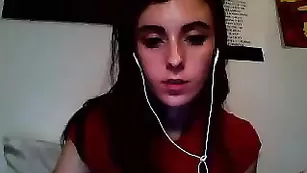 Худая стерва Audreybby показывает натуральные сиси