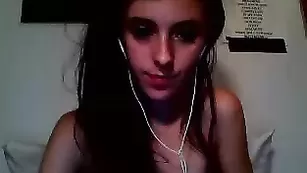 Худая стерва Audreybby показывает натуральные сиси