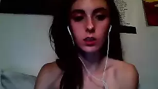 Худая стерва Audreybby показывает натуральные сиси