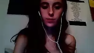 Худая стерва Audreybby показывает натуральные сиси