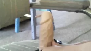 Симпатичная женщина Excitingforu8 развлекается с дилдо