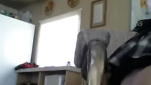 Симпатичная женщина Excitingforu8 развлекается с дилдо