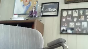 Симпатичная женщина Excitingforu8 развлекается с дилдо