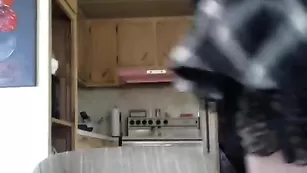 Симпатичная женщина Excitingforu8 развлекается с дилдо