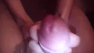 Озорная стерва AngelSerena трахается в ванне