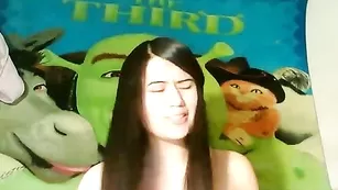 Очаровательная брюнетка Foxy__love1 ласкает бритую киску