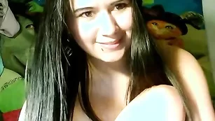 Очаровательная брюнетка Foxy__love1 ласкает бритую киску