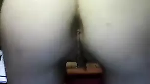 Восхитительная кобыла Dama_delovaya показывает бритые отверстия