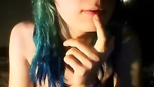 Пикантная брюнеточка Pitykitty мастурбирует бритую пизду