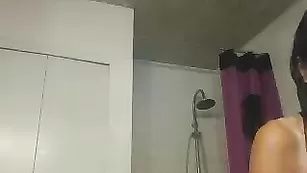 Худенькая брюнеточка Gagadoudou моется в ванне