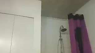 Худенькая брюнеточка Gagadoudou моется в ванне