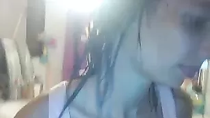 Худенькая брюнеточка Gagadoudou моется в ванне