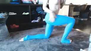 Похотливая сучка HaleyRyder раздевается и дрочит пизду