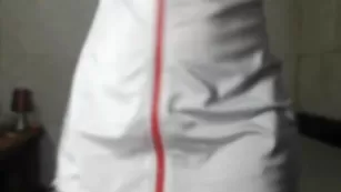 Claricesquirt расстегнула халатик и занялась мастурбацией