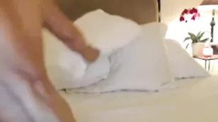 yoga_bare развлекается с бритой киской