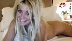 yoga_bare развлекается с бритой киской