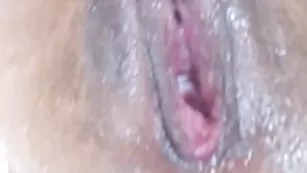 Озорная кокетливая сука RaisaWetsX наминает большую вагину